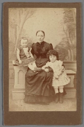 Studioportret van moeder met twee kinderen. 189?