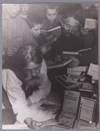 Jongens en mannen lezen boeken in een bibliotheek 1930