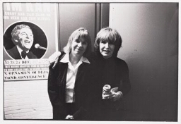 Vera Beths (l.) en Liesbeth List poseren in het Nieuwe de la Mar theater in Amsterdam. 2000