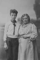 Portret van Nellie van Kol en zoon Ferdi. 190?