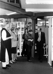 Bezoek van Ad Melkert (minister) en Ina Brouwer (DCE) aan het IIAV. 1996
