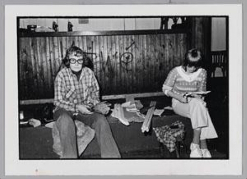 Netty (l.) knipt slingers tijdens de voorbereidingen van de Internationale Vrouwendag in Paradiso. 1979?