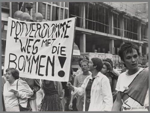 'Potverdomme weg met die bommen !' staat op de tekst van een spandoek tijdens een vredesdemonstratie. 1981