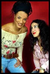 Angelisa en Elvan, jonge allochtone presentatrices van het TV programma 'Turken zijn beter dan Surinamers. 2002