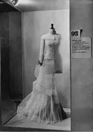 'Hollandsche 'Haute Couture' ' jurk in een vitrine op een stand van de afdeling 'De vrouw in de mode' op de tentoonstelling 'De Nederlandse Vrouw 1898-1948'. 1948