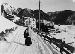 Vrouw in sneeuwlandschap 1907