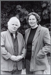 Willemien Ruygrok en Nel van Dijk, directeur van het bureau leeftijdsdiscriminatie. 2000