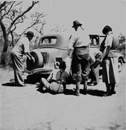 Bijschrift: 'Autopanne in Swaziland' 1938