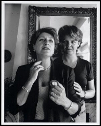 Portret van Mieke Martelhof, oprichter en eigenares van het Amsterdamse vrouwencafé Vivelavie, en haar partner Roos 1996