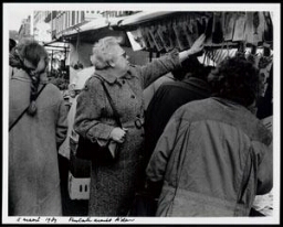 Groep mensen bij een kraam met briefkaarten op de Amsterdamse Ten Catemarkt 1989