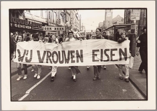 Groep vrouwen loopt over het Damrak in Amsterdam 1980