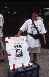 Verkoop van t-shirts met protestteksten tegen het stenigen van vrouwen in Iran tijdens de vierde VN-Vrouwenconferentie. 1995