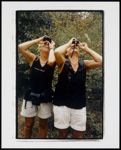 Twee vriendinnen die vogels spotten tijdens hun vakantie in Frankrijk 199?/200?