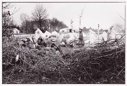 Vrouwenvredeskamp bij vliegbasis Volkel. 1984