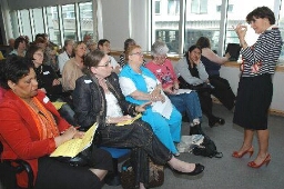 Ria Oomen spreekt leden van werkgroep Arme Kant van Nederland/EVA toe 2008