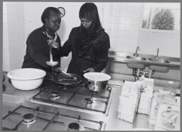 Samen koken in asielzoekerscentrum. 1999