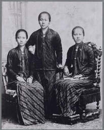 Studioportret van Raden Adjeng Kartini (1879-1904) en haar zusters Kardinah (l) en Roekmini (r). 190??