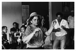 Een vrouw danst op een liefdadigheidsfeest. 1984