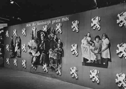 Stand Het Koninklijk gezin, afdeling 'De vrouw in het gezin' op de tentoonstelling 'De Nederlandse Vrouw 1898-1948'. 1948