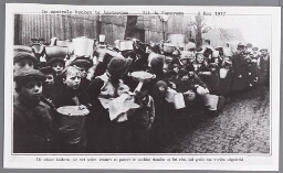Voedselverstrekking: de centrale keuken te Amsterdam Bijschrift: 'De schaar kinderen, die met potten, emmers en pannen te wachten stonden op het eten, dat gratis zou worden uitgedeeld.' 1917