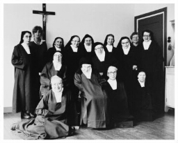 Groepsportret van de zusters van de Carmelklooster 1982