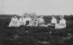 Fotoalbum met 295 foto's van de meisjekampen van de kampvereeniging van de N.G.B 1921