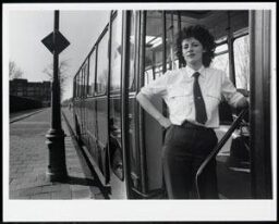 Portret van Els als buschauffeur, bij een artikel in De Telegraaf over vrouwen in mannenberoepen 1989