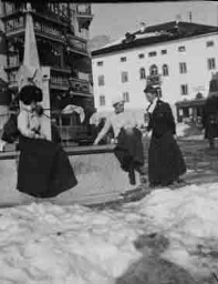 Johanna Westerdijk en twee andere vrouwen op een plein in de sneeuw in Cortina d' Ampezzo 1906?