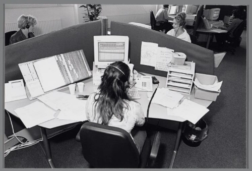 Vrouwen werkzaam bij een callcenter van justitie. 2000