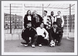 Groep tijdens videopnames 'Jongeren tegen Racisme' op het Amsterdamse Makassarplein. 1997