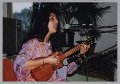 Optreden van de Chileense zangeres Jacqueline Castro tijdens een ZamiCasa (activiteiten- en eetcafé van Zami) met als thema: Latijns-Amerika. 1998