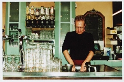 Barman in café de Ponteneur 2000