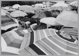 Paraplu's, waarschijnlijk tijdens de afsluitingsdag van het NGO forum tijdens de wereldvrouwenconferentie in Beijing. 1995