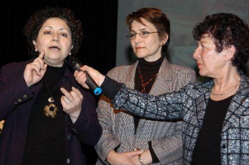 Vrouwen Tegen Uitzetting organiseert in de Balie in Amsterdam in het kader van  Internationale Vrouwendag 2007 ‘Vrouwen en asiel: is alles nu geregeld?’ naar aanleiding van het generaal pardon 2007