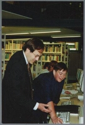 Minister Ad Melkert en Ina Brouwer (hoofd DCE) bezoeken het IIAV. 1996