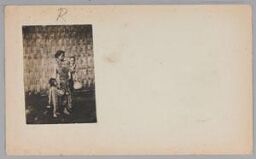 Vrouw met een kind in selendang en een meisje met selandag in Nederlands-Indië 1898
