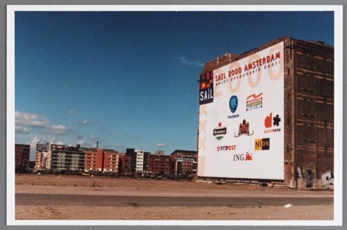 Aankondiging van Sail 2000 op de buitenmuur van een pakhuis in Amsterdam. 2000