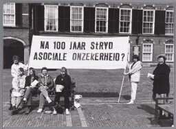 Actie/demonstratie van het Haagse Platform voor Economische Zelfstandigheid en het Haagse Comité Bijstandsvrouwen, op het Binnenhof in Den Haag. 1986