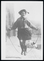 Meisje, lid van de Graal, aan het touwtjespringen 1935?