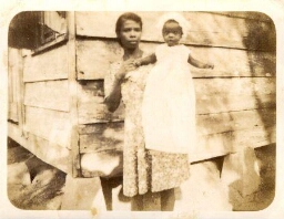 Yvonne Saro als baby, in doopskleding, met haar moeder. 1947