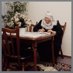 Een Turkse vrouw maakt huiswerk, zij heeft les in de Turkse taal 2000