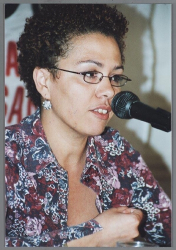 Fenna Ulichki (MVVN) tijdens een discussiemiddag over integratie georganiseerd door Stichting Zami, Pinay sa Holland, Chebba Meidenplaza, de Marokkaanse Vrouwenvereniging Nederland (MVVN) en Stichting Sitara in buurtcentrum Lydia, Amsterdam 2004