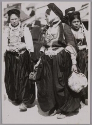 Vrouwen in klederdracht lopen over straat in Sarajevo 193?