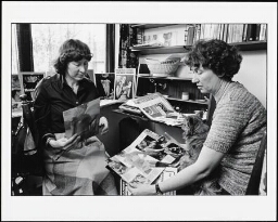 De 'Meld- en Regelkamer' van MVM : twee vrouwen onderzoeken alle reklame op discriminiatie tegen vrouwen en ondernemen stappen daartegen, ze schrijven brieven, gaan naar de reclame code commissie etc. 1979