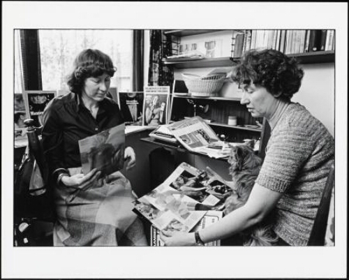 De 'Meld- en Regelkamer' van MVM : twee vrouwen onderzoeken alle reklame op discriminiatie tegen vrouwen en ondernemen stappen daartegen, ze schrijven brieven, gaan naar de reclame code commissie etc. 1979