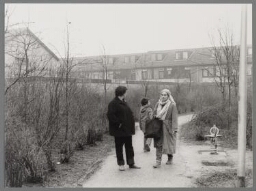 Irene de Bie-Outhoorn en Jet Bussemaker op een woonerf met achter hen een kind. 1981