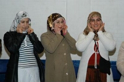 Illegale asielzoekers doen lach workshop tijdens avond van Prime. 2006