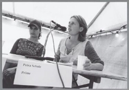 Petra Schulz van Prime ( vluchtelingenorganisatie uit Den Haag) spreekt tijdens een discussie over de positie van illegalen tijdens de manifestatie 'Keer het Tij', tegen de bezuinigingsplannen van het kabinet Balkenende II. 2003