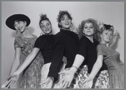Vijf meiden in het Vrouwencentrum in Den Haag. 1987