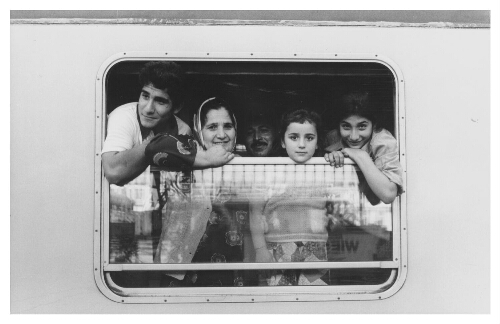 Leden van een Turks gezin in de trein op weg naar Turkije. 1979